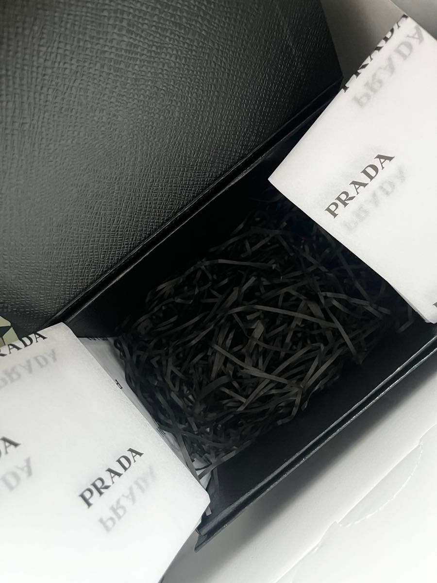 美品】PRADA BEAUTYプラダビューティー ギフトボックス ホリデー紙袋