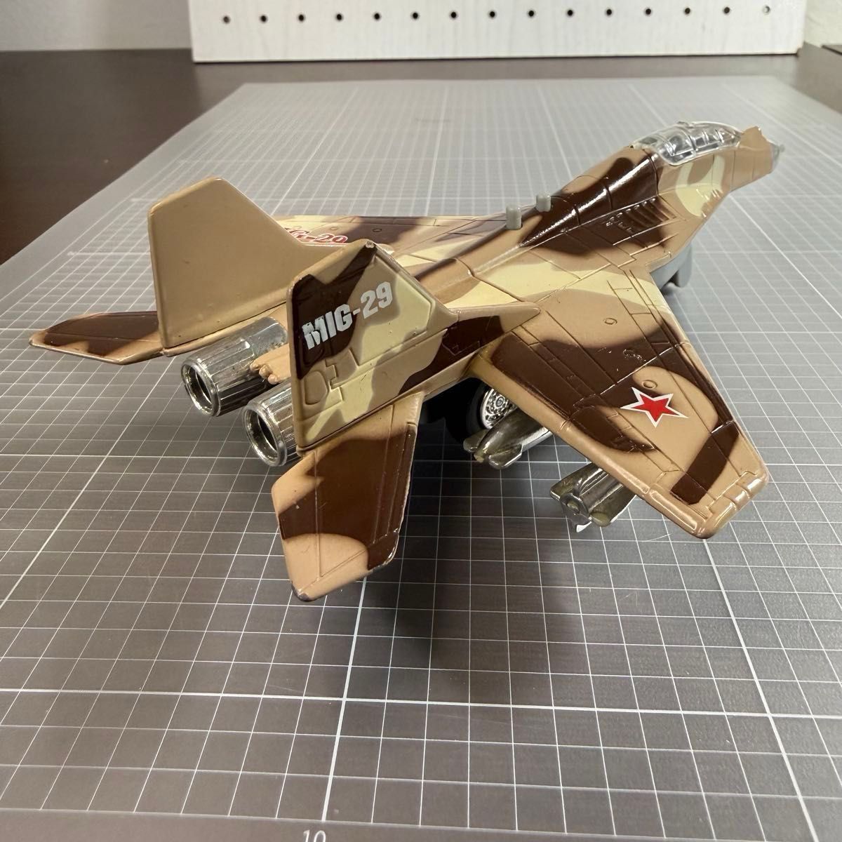 ダイキャスト戦闘機 MiG-29 フルクラム 迷彩仕様 プルバック 音光