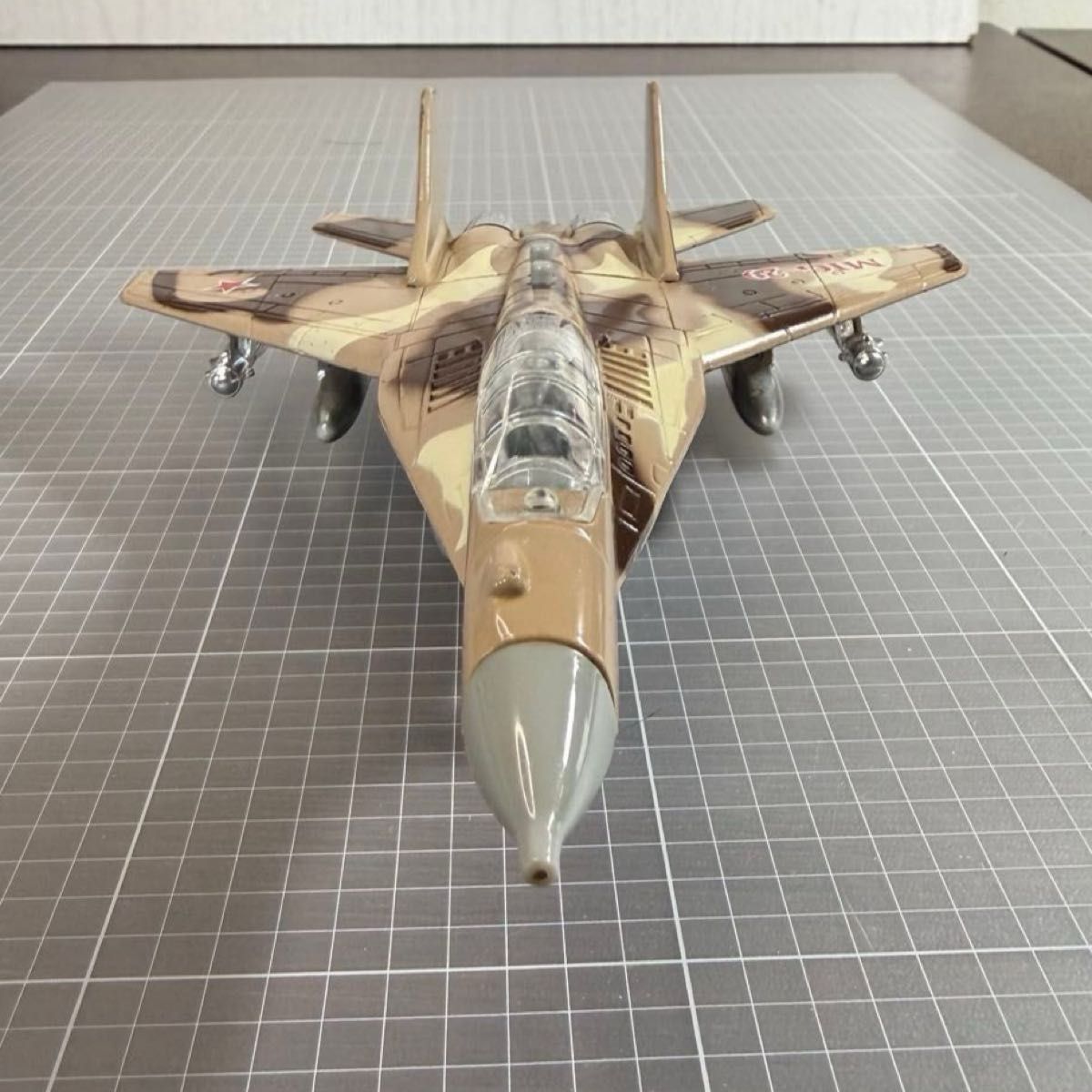 ダイキャスト戦闘機 MiG-29 フルクラム 迷彩仕様 プルバック 音光