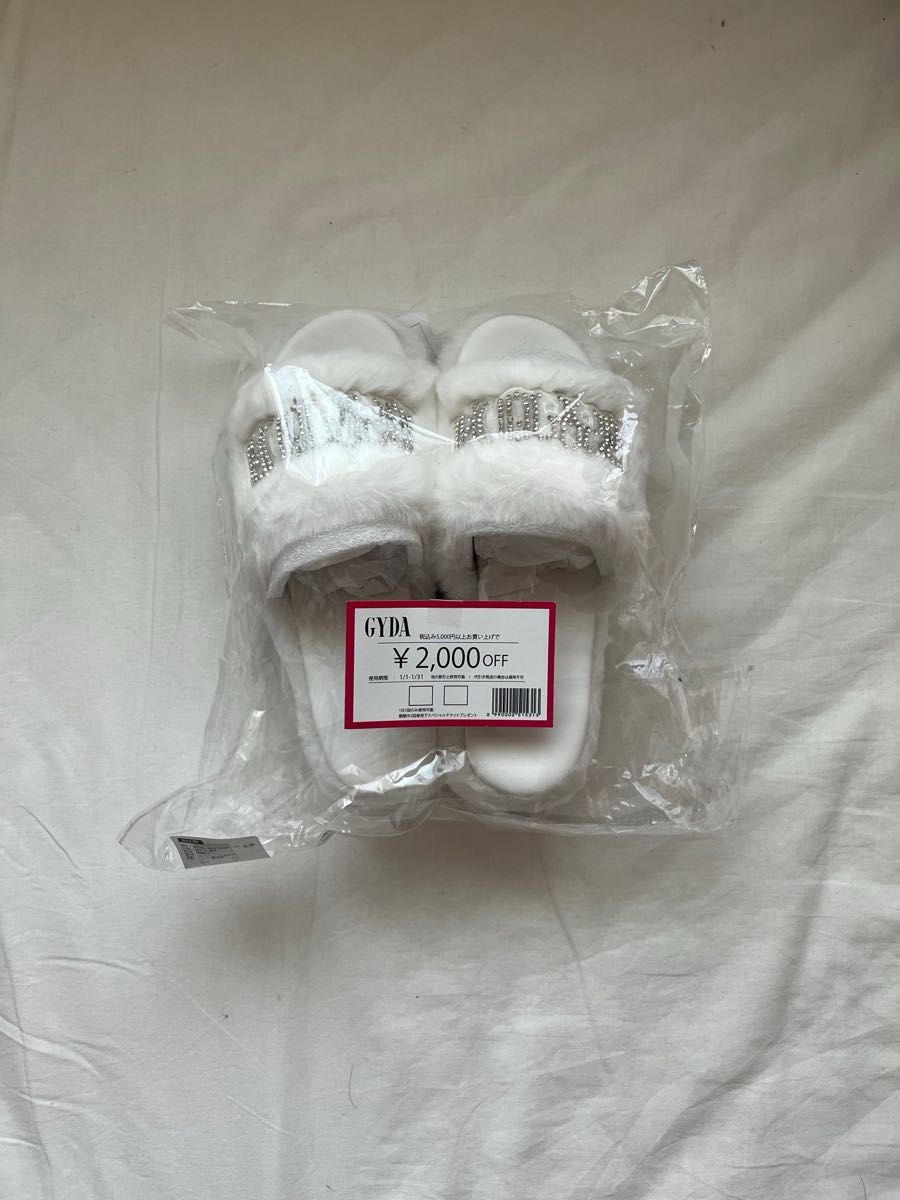 GYDA ノベルティ ふわふわ ファーサンダル ホワイト クーポン付き