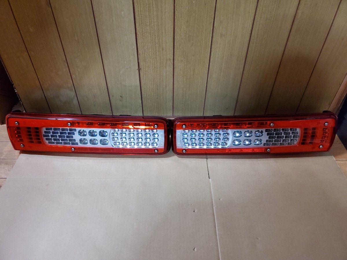 UD純正 ボルボテール 新車外し 左右セット UD純正 ボルボテール 新車