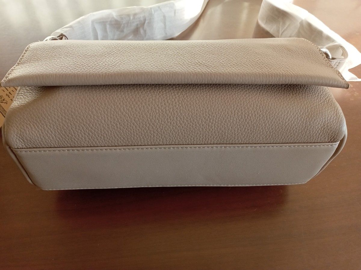 新品未使用BEARDSLEY (ビアズリー)レザーボディバッグ ベージュ｜Yahoo