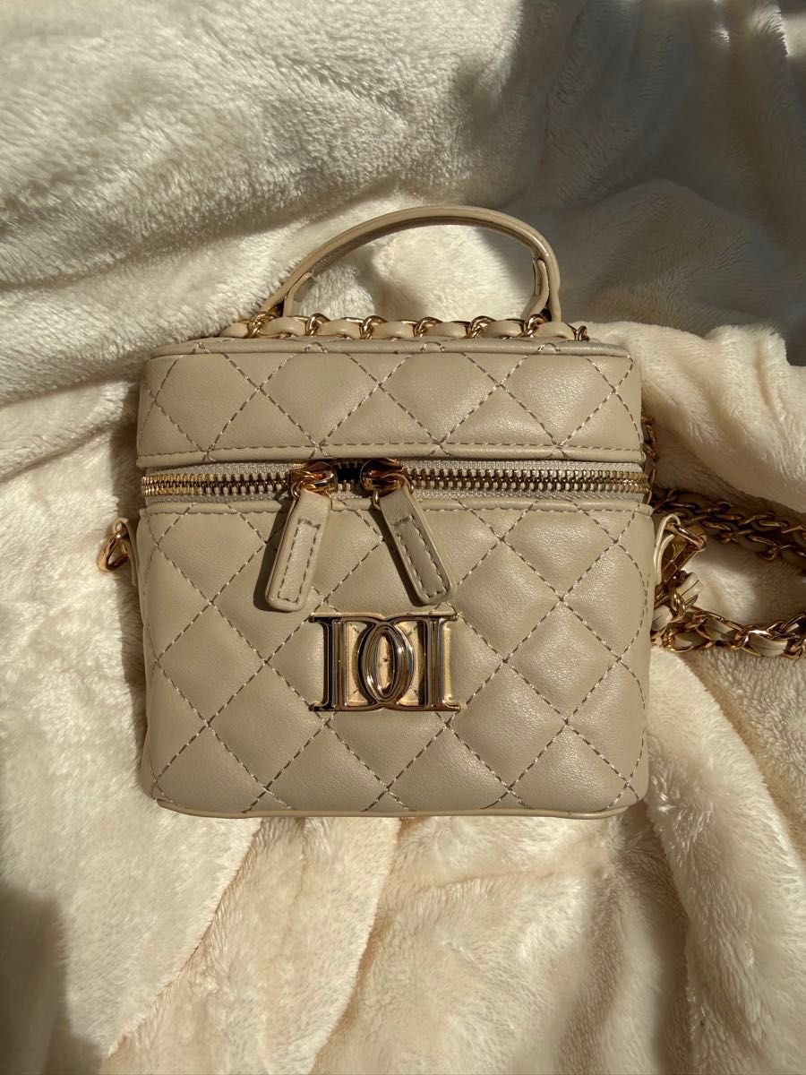 ダーリッチ キルティングスクエアミニバッグ ホワイト