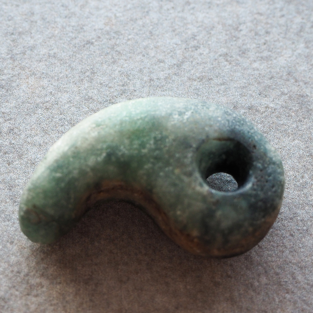 勾玉】伝 青森市高田朝日山 縄文時代晩期頃 古色やカセが見られる硬玉