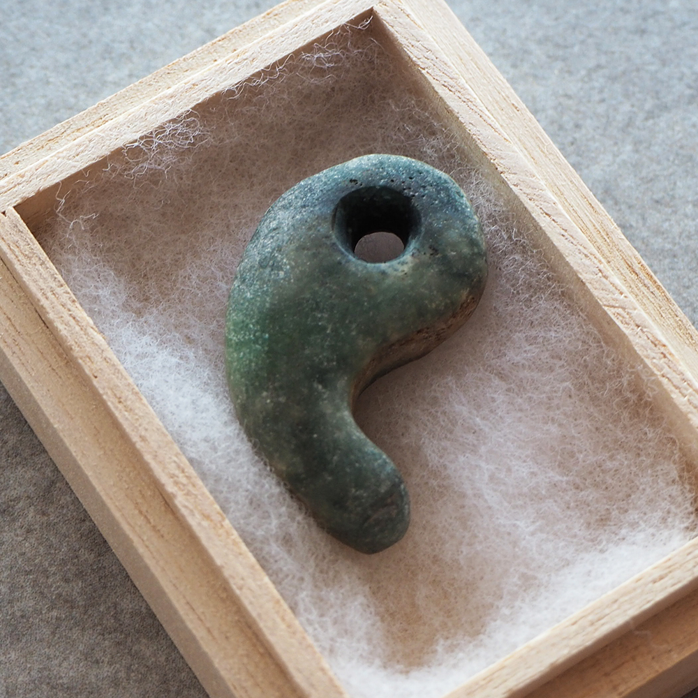 勾玉】伝 青森市高田朝日山 縄文時代晩期頃 古色やカセが見られる硬玉