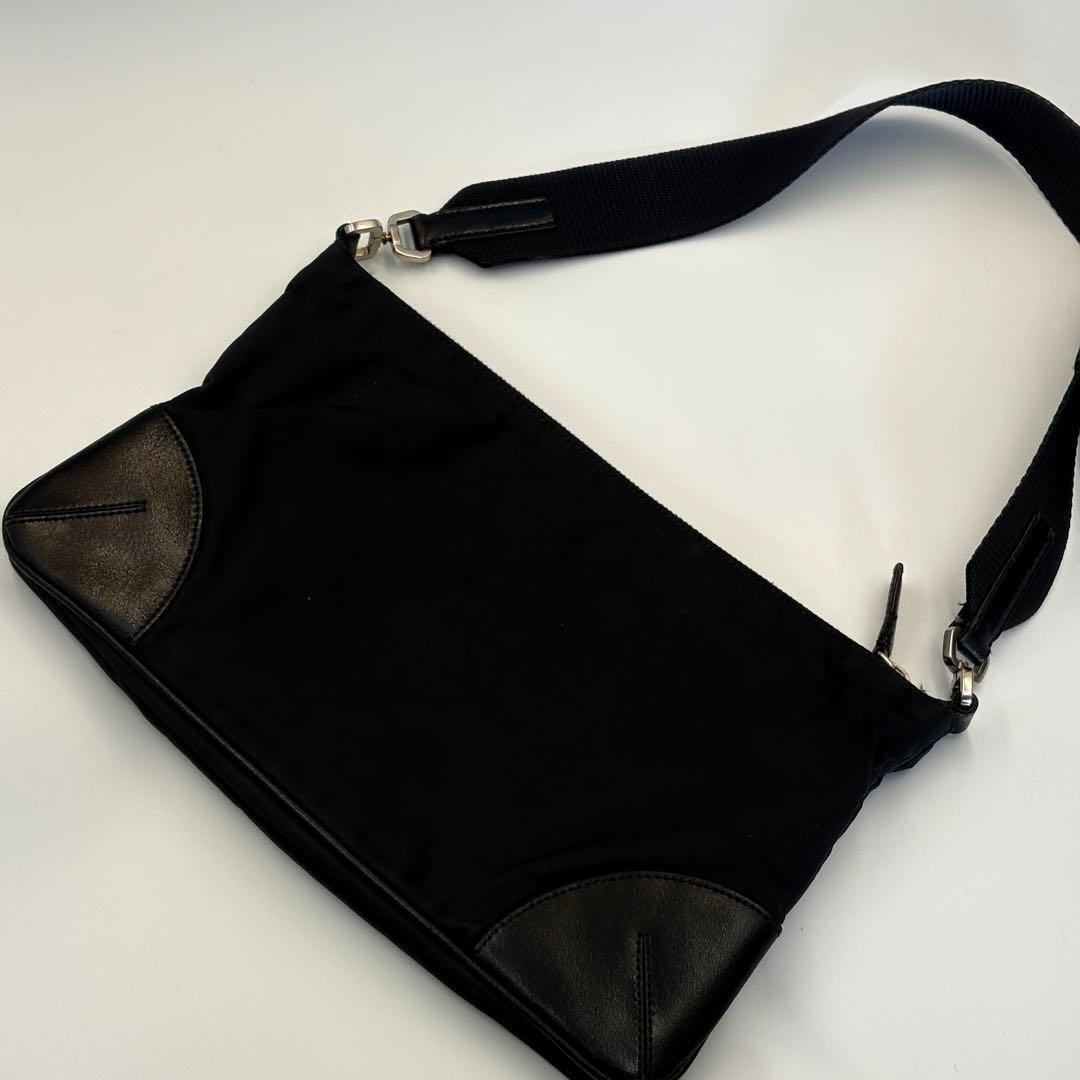 PRADAナイロンレザー切替ショルダーバッグ 三角ロゴ 黒クロスボディ