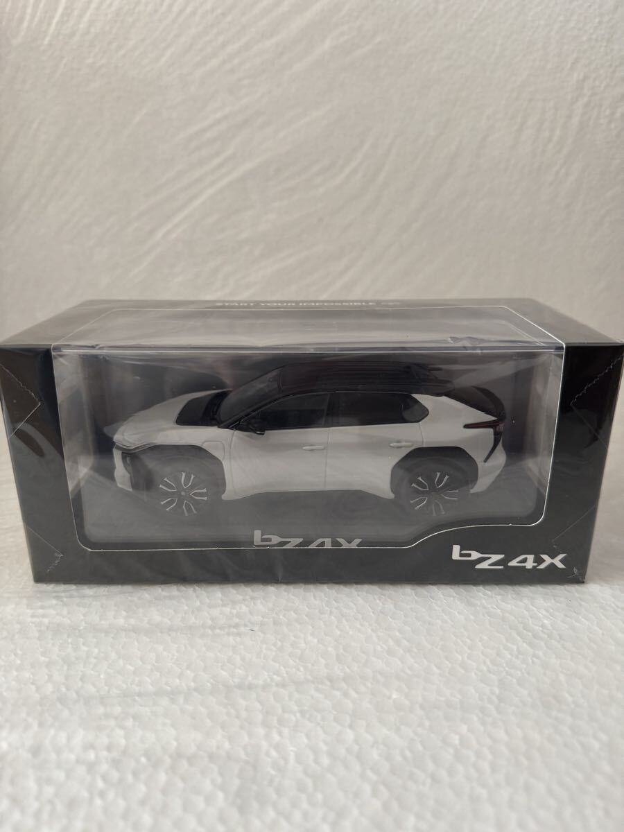 非売品]トヨタ 新型bz4X ミニカーブラックマイカ✖︎ホワイトパール