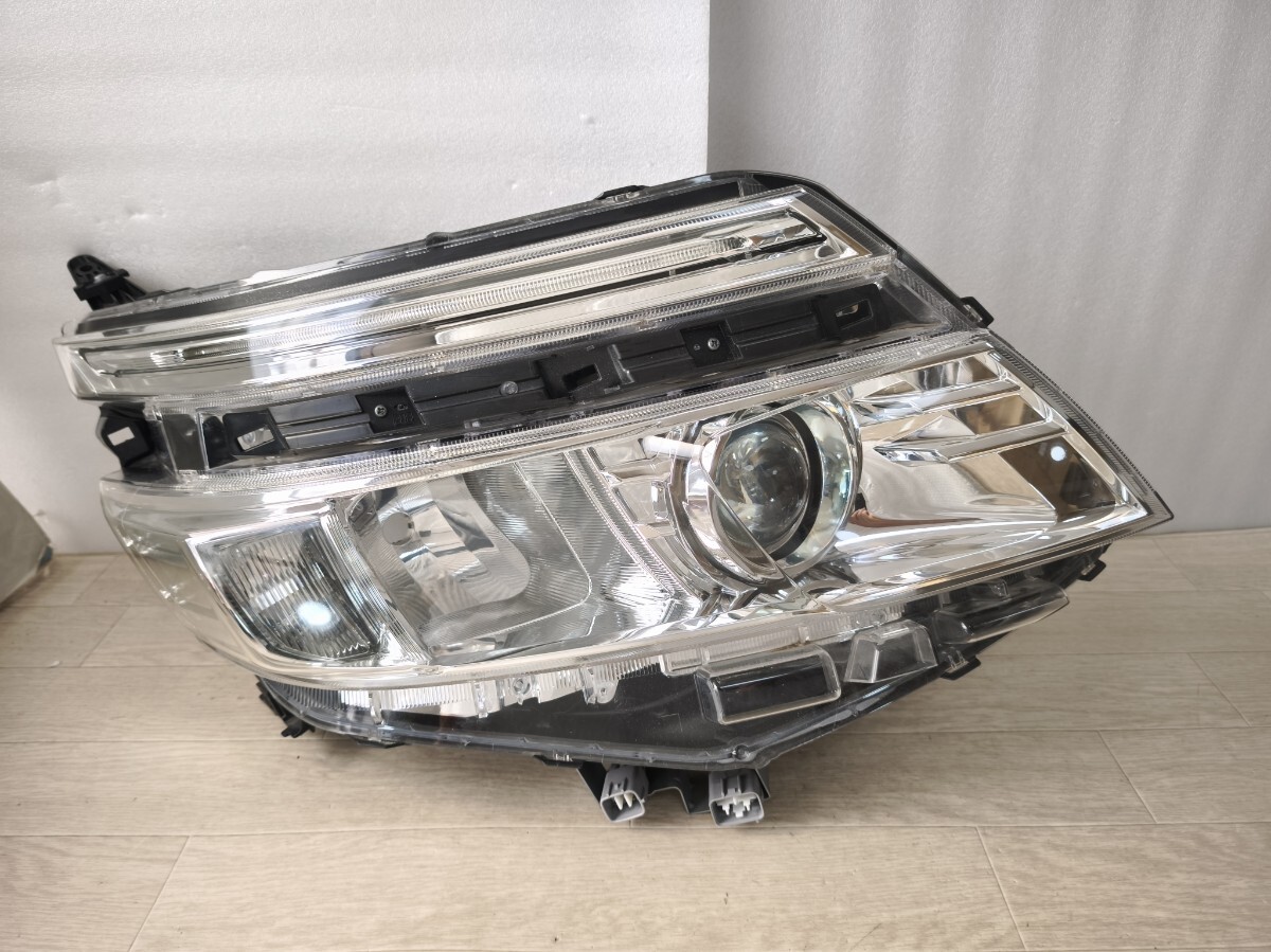 ZRR80ヴォクシー中古右ヘッドランプ81130-28D21 即決 美品 ヴォクシー