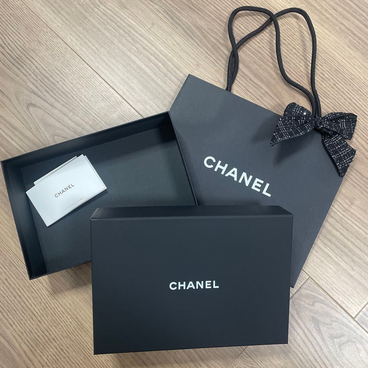 CHANEL ショッパー包装紙& 大きいサイズマグネット式箱、靴入れ空箱
