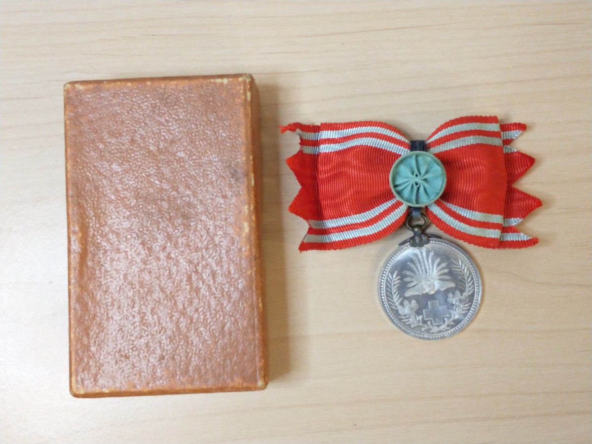 日本赤十字社 終身社員章 明治二十一年銘 勲章 徽章 メダル 記念章
