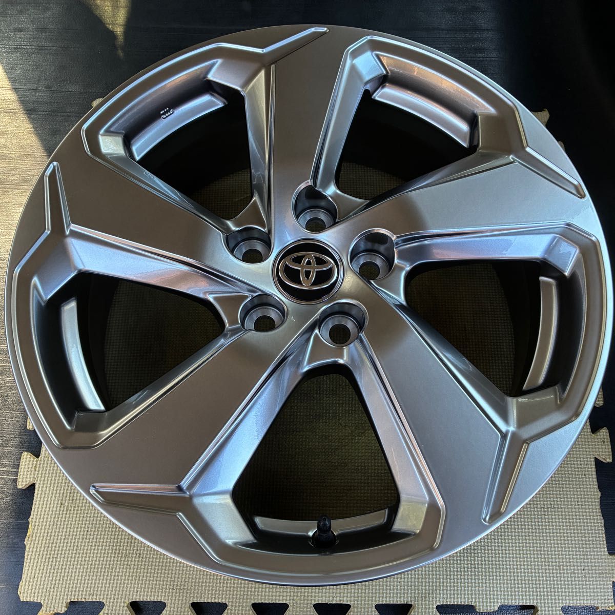 新車外し トヨタ RAV4 G 前期 純正ホイール1本 18インチ7J+35 114 3-5H