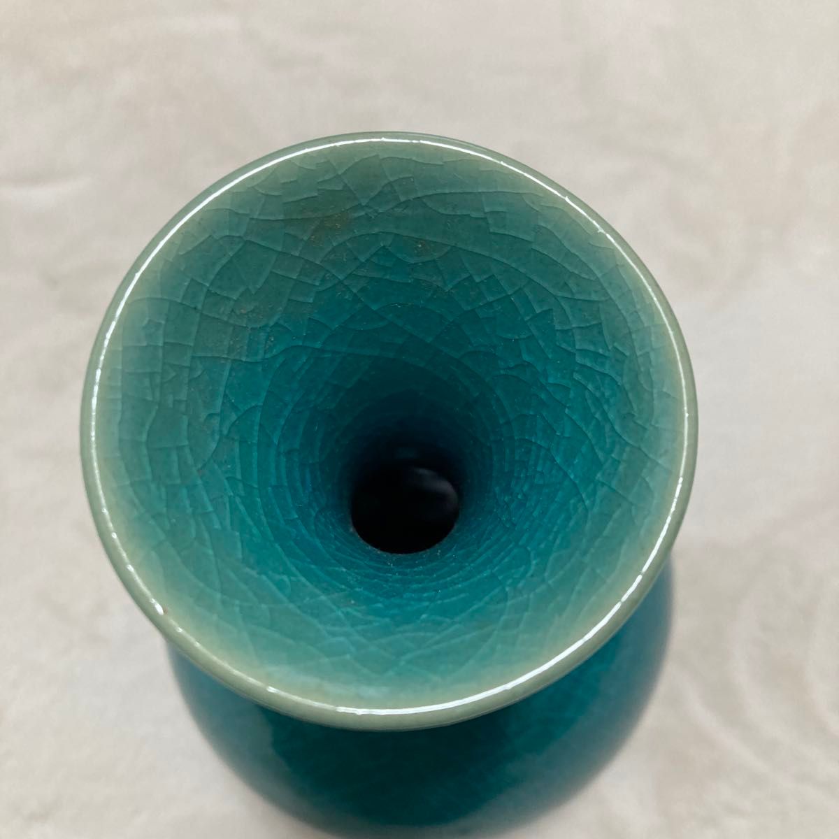 青緑色 陶器 花瓶 円形模様 青緑色の陶器花瓶 青磁
