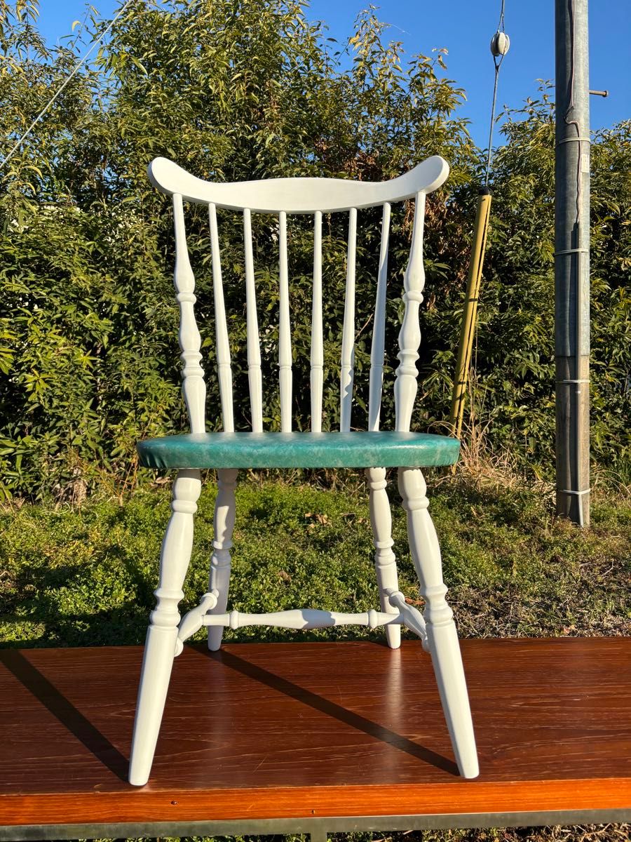 飛騨家具 WINDS太平 白いダイニングチェア① ウィンザーチェア 鋲打ち