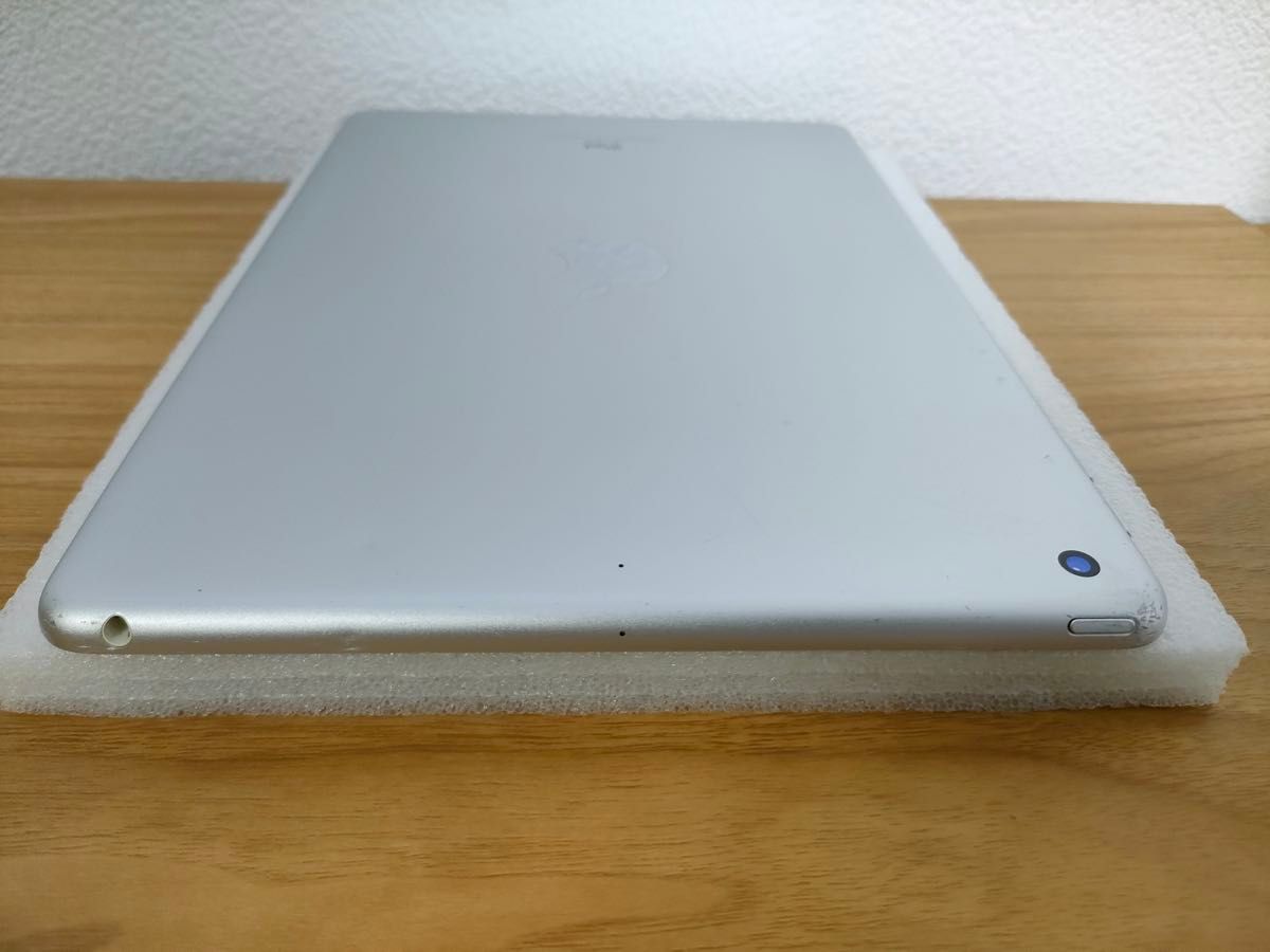 ほぼ未使用】iPad 第5世代 32GB シルバー 充電回数7回 Amazon.co.jp