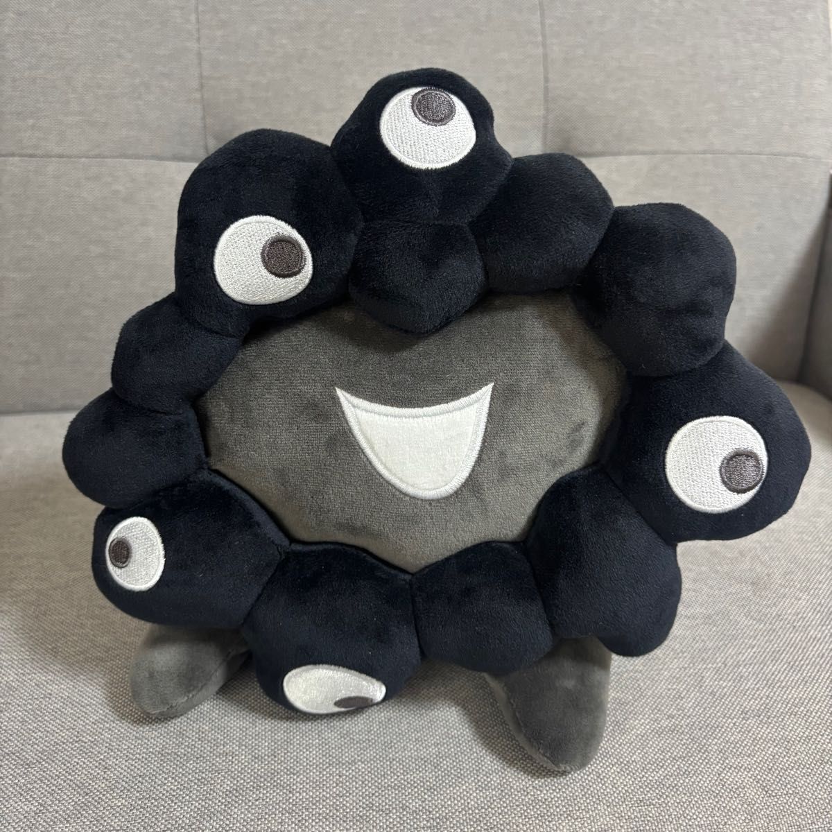 新品】黒ミャクミャク ぬいぐるみ 寝そべり 這い型 Lサイズ ハイハイ