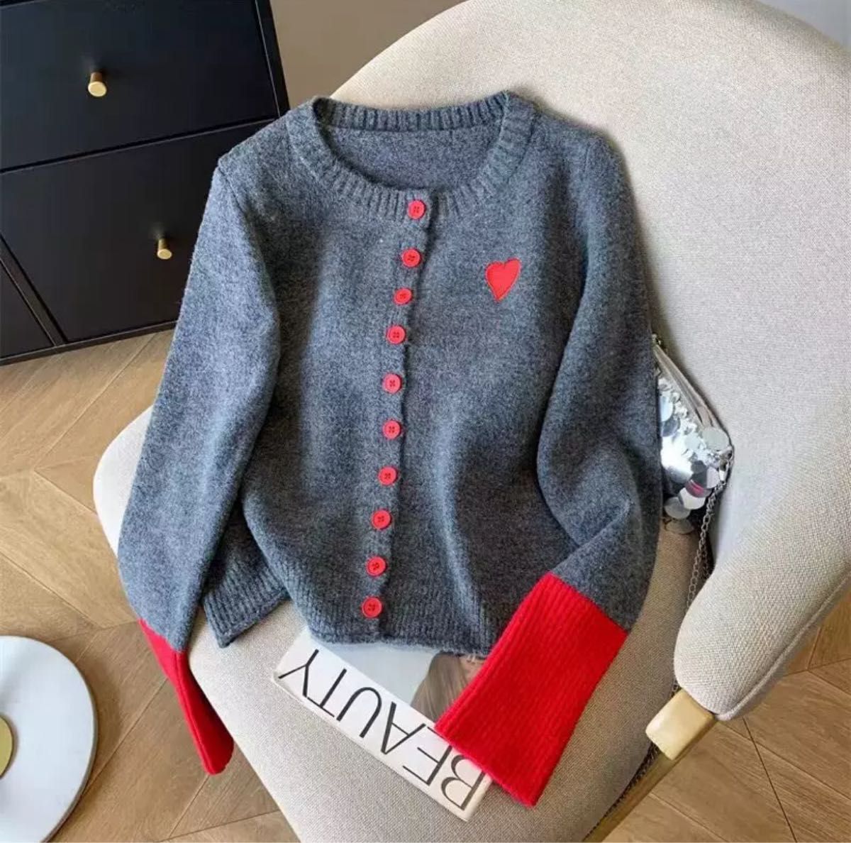 新品未使用 】ハート刺繍 カーディガン グレー × レッド 配色 ニット