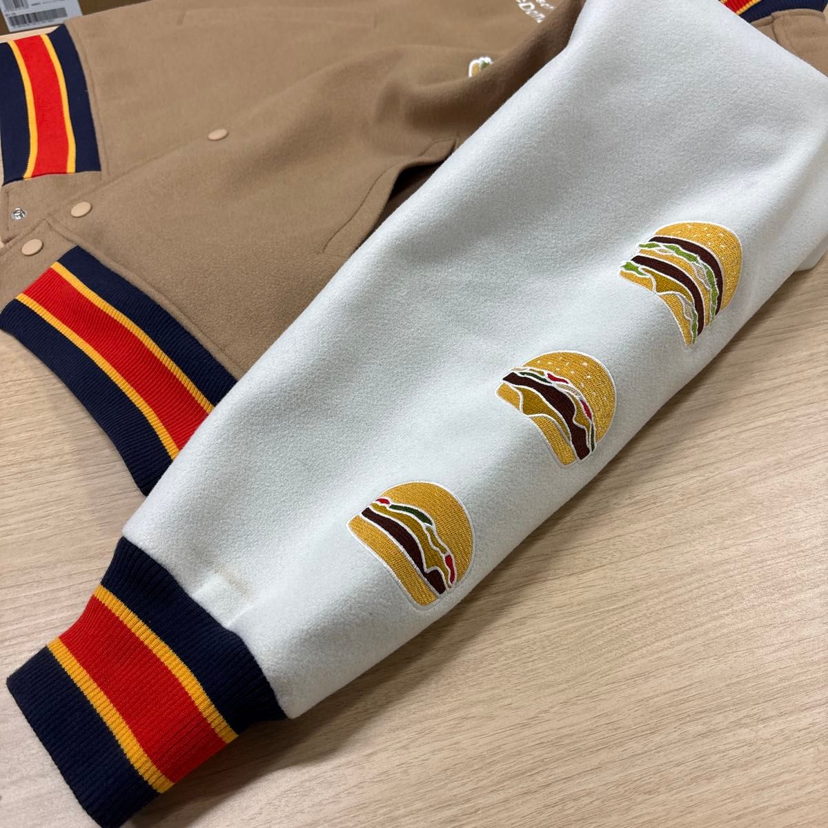 グラニフ マクドナルドコラボ スタジャン BIG MAC ベージュ Mサイズ