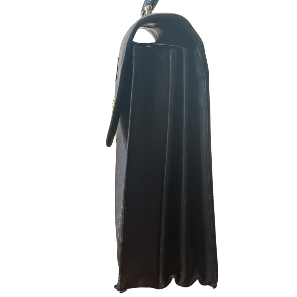 GUCCI グッチ ビジネスバッグ A4収納可 ゴールド金具 黒 レザー 自立