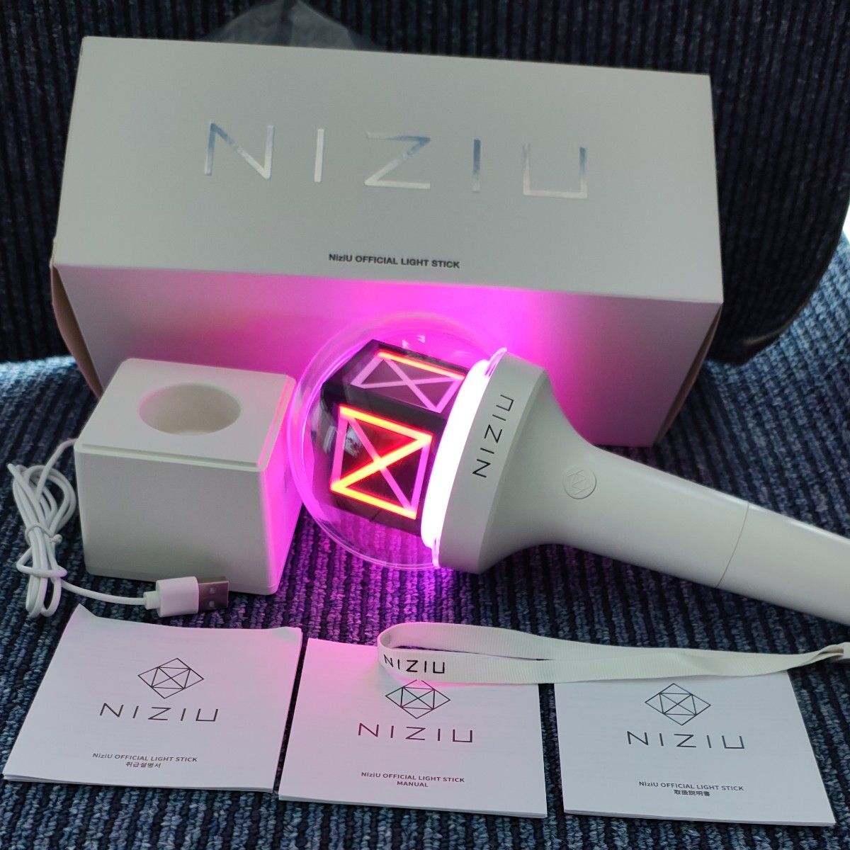 ①美品 売切中 購入不可 NiziUの公式ペンライト OFFICIAL LIGHT STICK