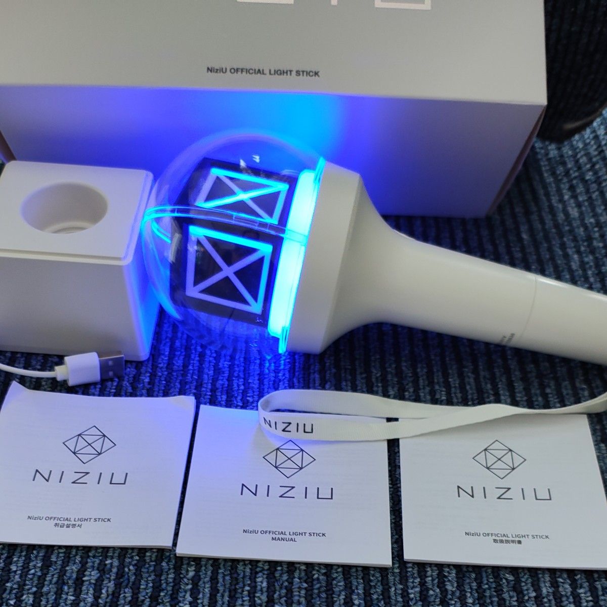①美品 売切中 購入不可 NiziUの公式ペンライト OFFICIAL LIGHT STICK