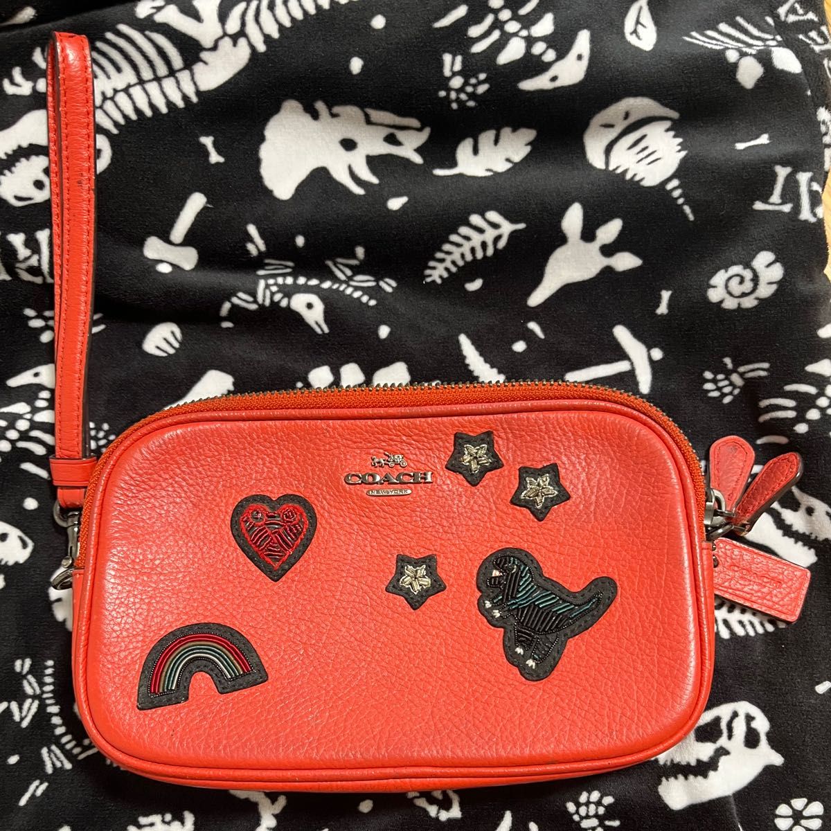 コーチ COACH レザー シボ ポーチ 恐竜 刺繍 ポップ かわいい レッド