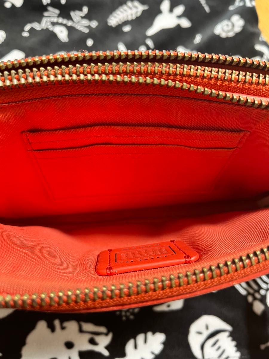 コーチ COACH レザー シボ ポーチ 恐竜 刺繍 ポップ かわいい レッド