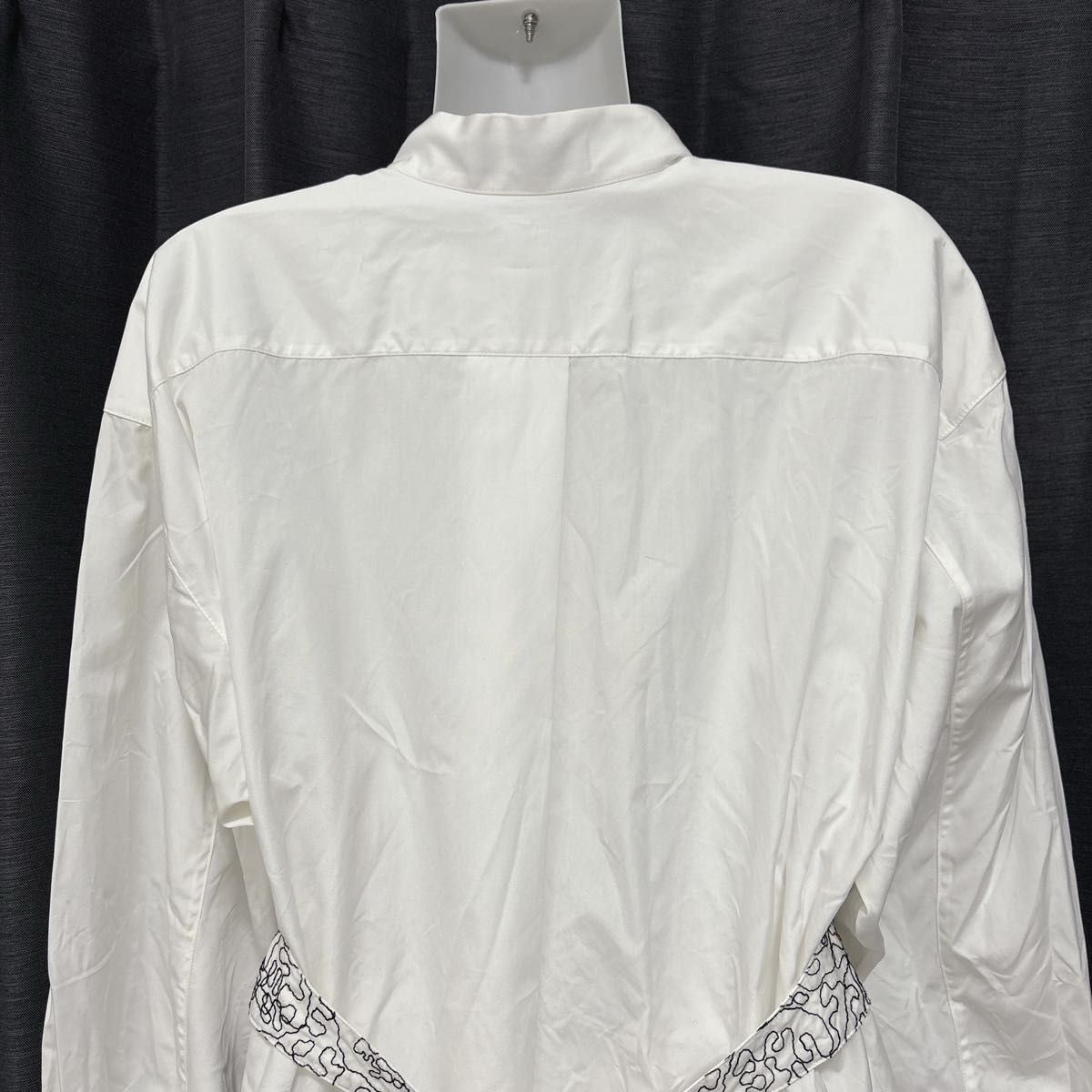 イッセイミヤケ 長袖シャツ ブラウス ホワイト系 刺繍 ベルト