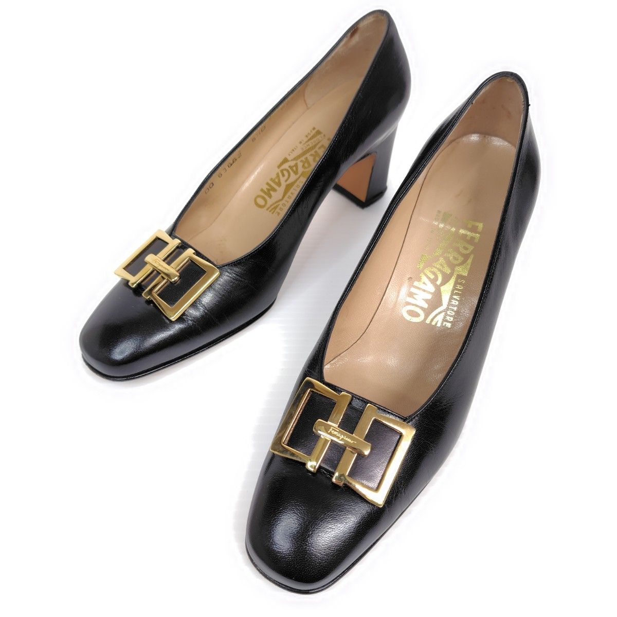 美品 フェラガモ パンプス 5 5D ゴールド装飾 チャンキーヒール