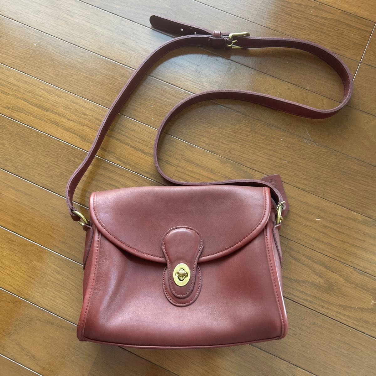 オールドコーチ ショルダーバッグ ターンロック レザー ボルドー