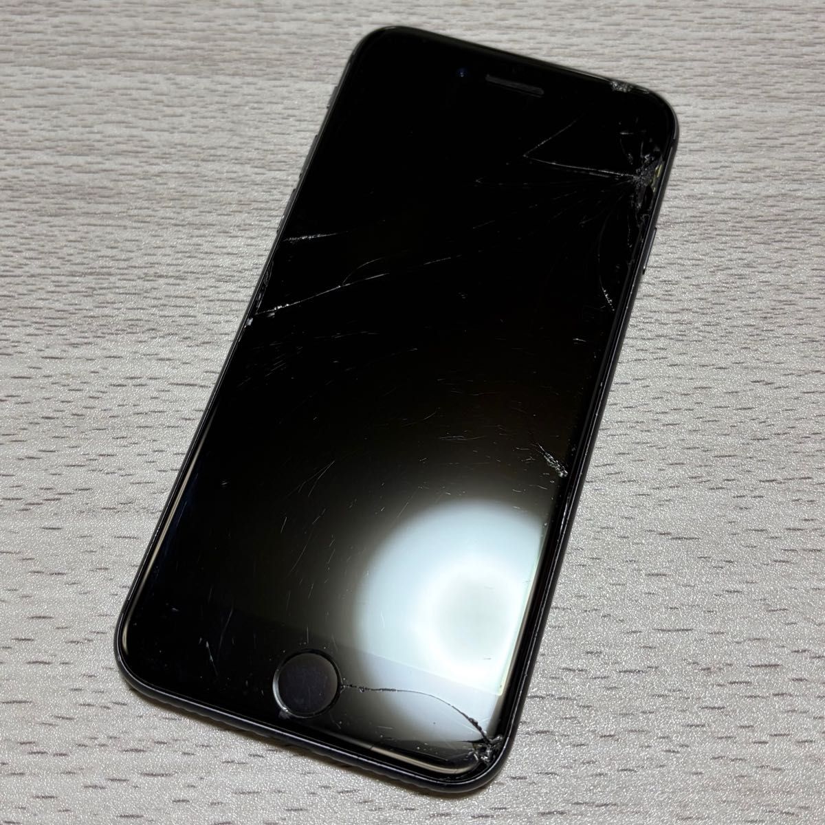 iPhone 8 ブラック64GB SIMフリー（画面角に割れあり・動作良好