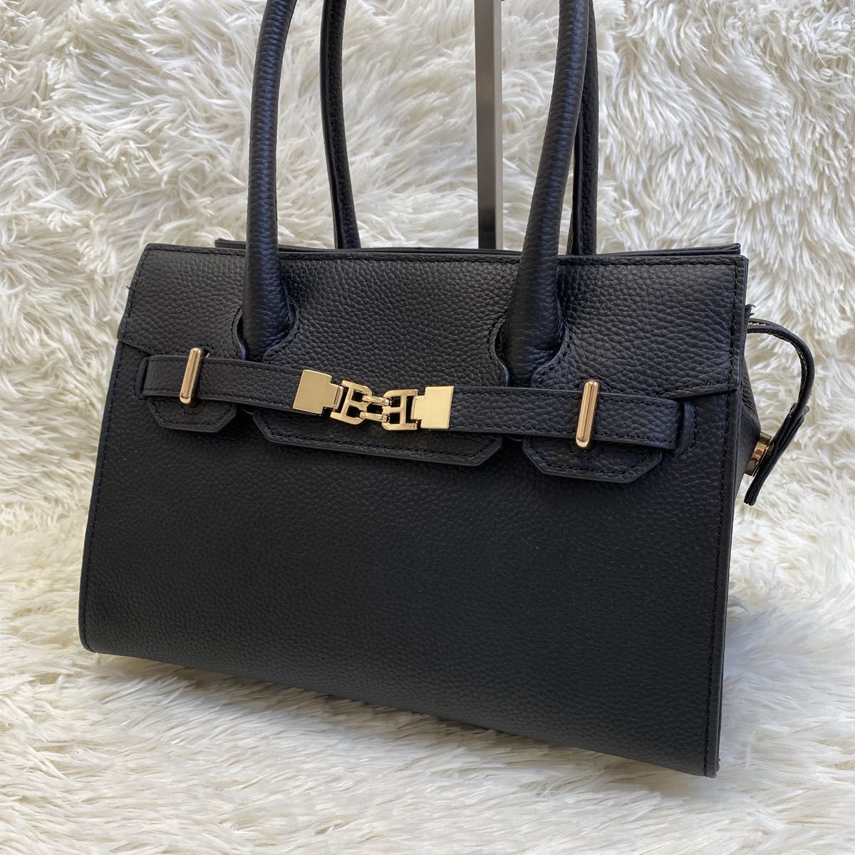 未使用級】レザー ハンドバッグ ゴールド金具 シボ革 自立型 底鋲