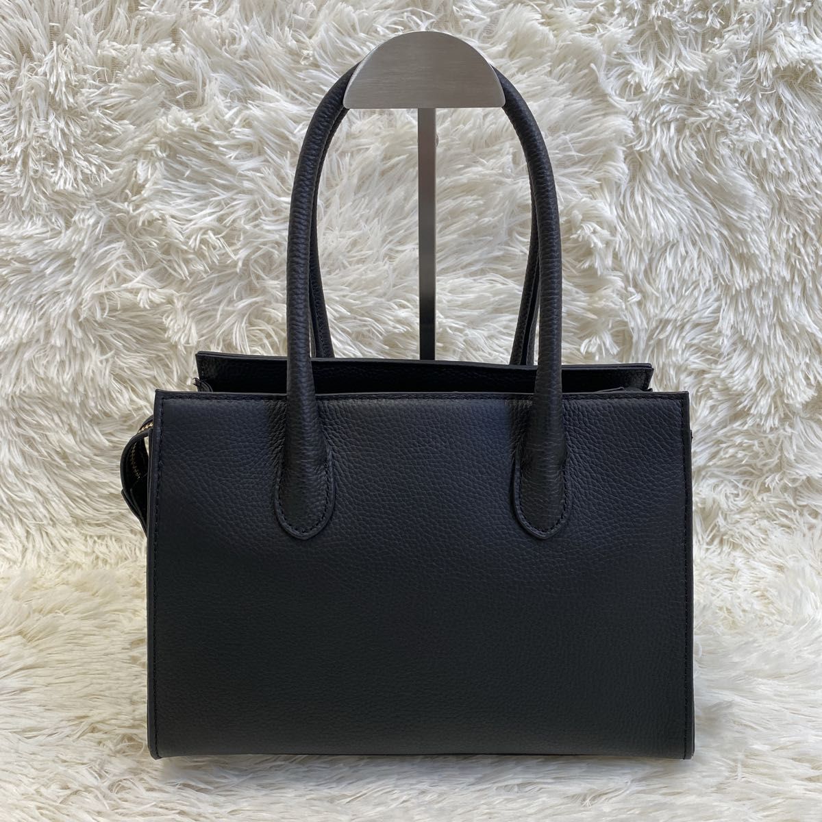 未使用級】レザー ハンドバッグ ゴールド金具 シボ革 自立型 底鋲