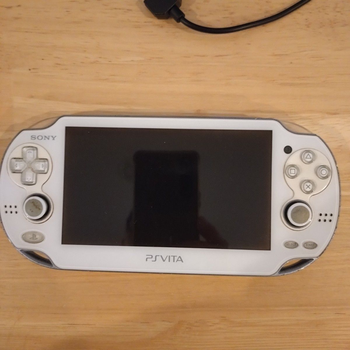 初期型psvitaホワイト中古 ゲーム箱入り6本箱無し1本 メモリーカード