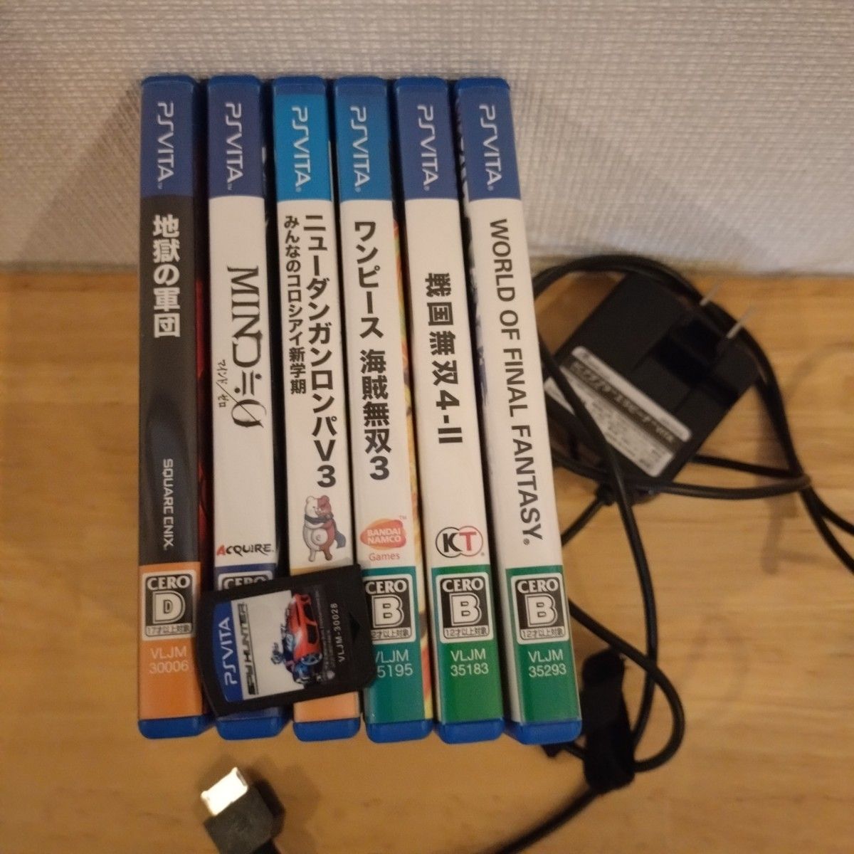 初期型psvitaホワイト中古 ゲーム箱入り6本箱無し1本 メモリーカード