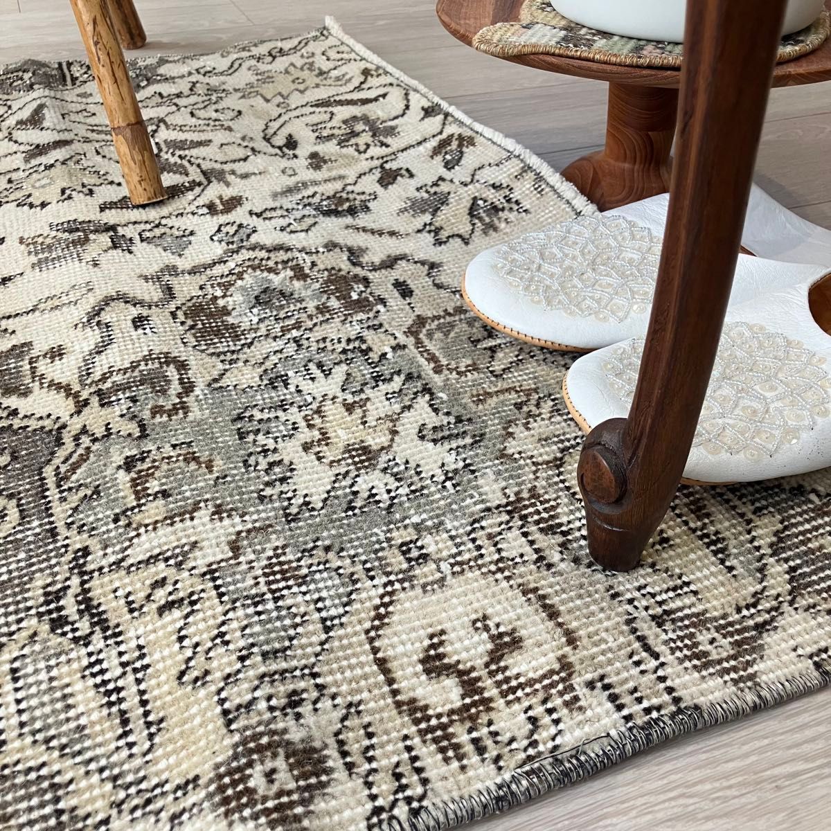 ベージュ×グレー80×80フラワー 正方形 wool トルコヴィンテージラグ