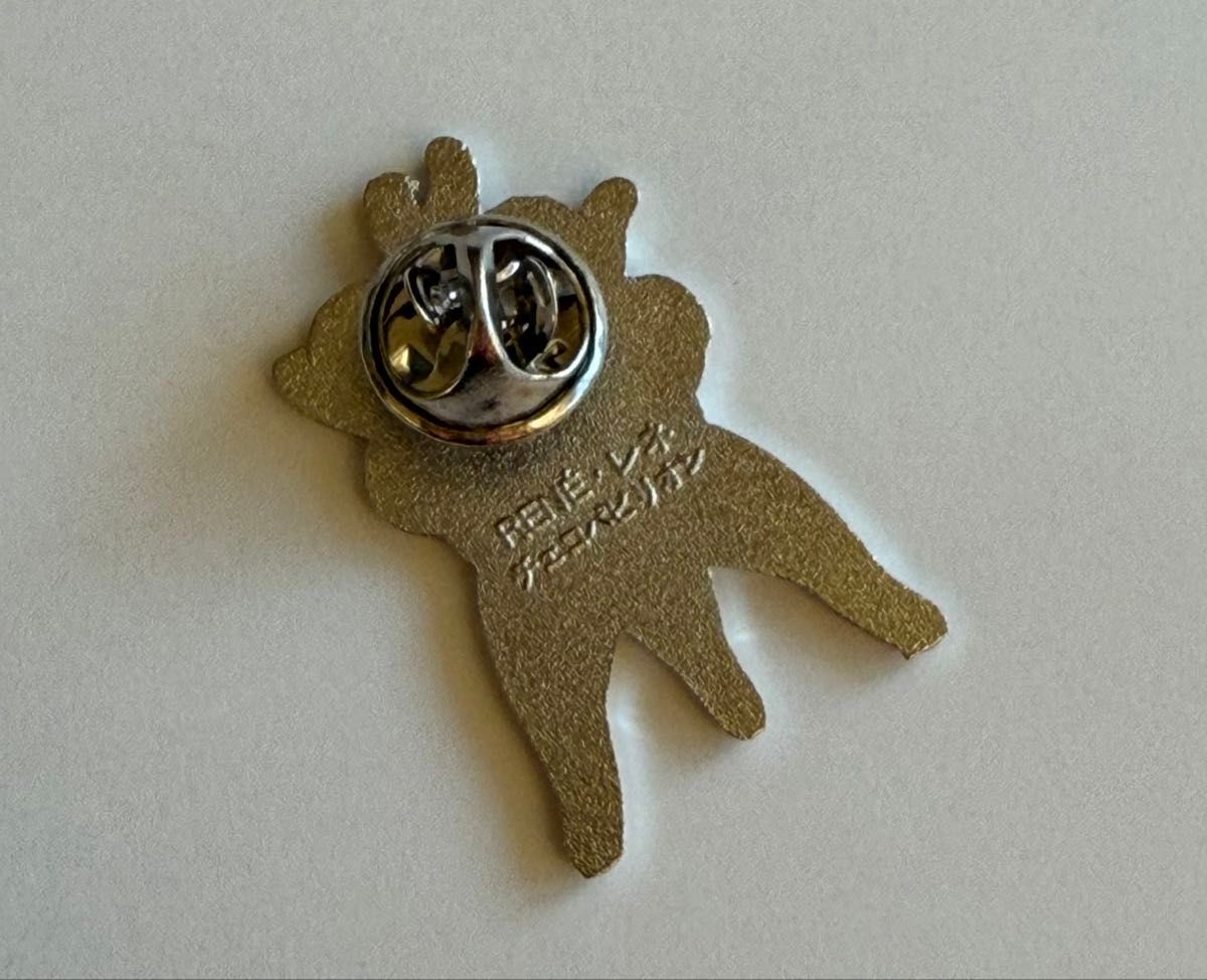 未開封 チェコ館 公式ピンバッジ レネ RENE 蛍光 暗闇で光るバッジ