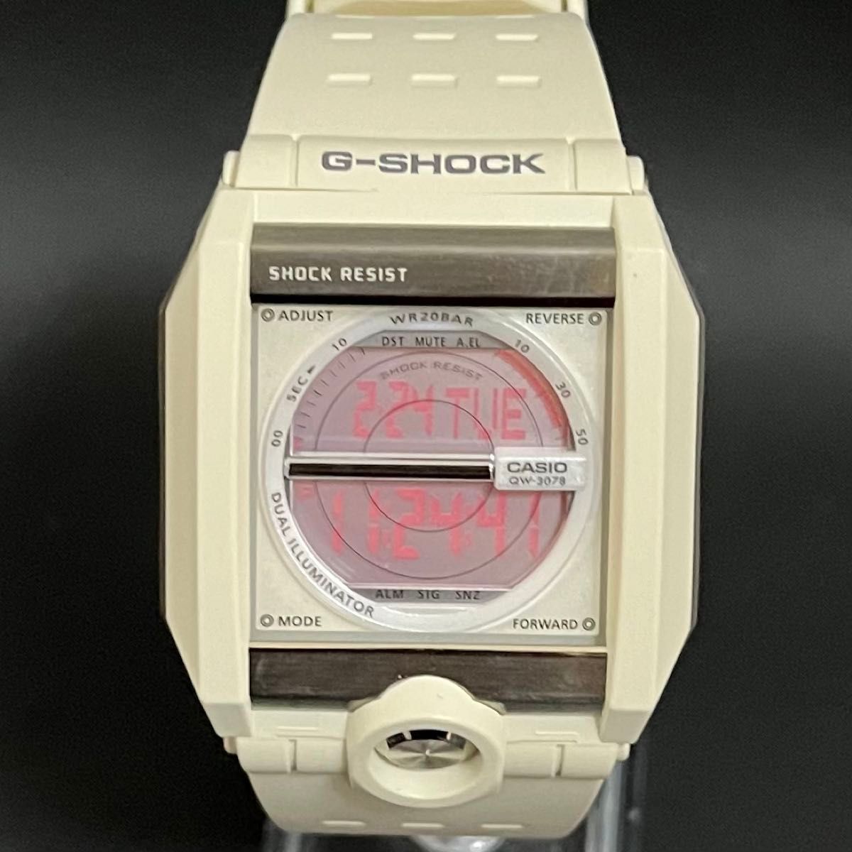 未使用級/極美品】CASIO G-SHOCK G-8100ホワイト デジタル 腕時計 ジー