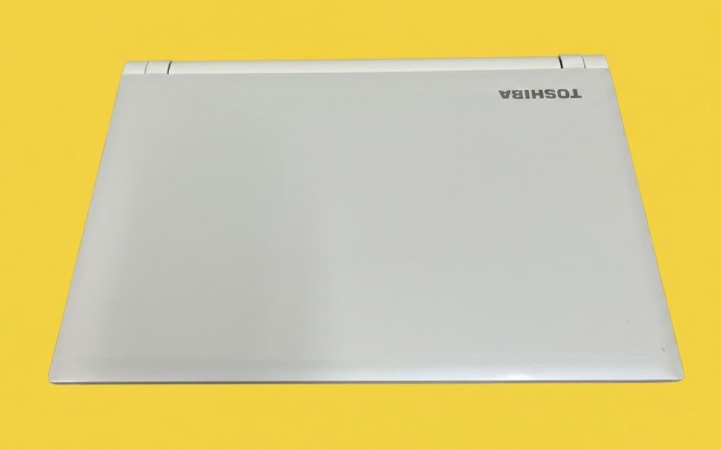 新品に近い・薄型軽量カメラ・オフィスOffice付Windows11東芝ノート