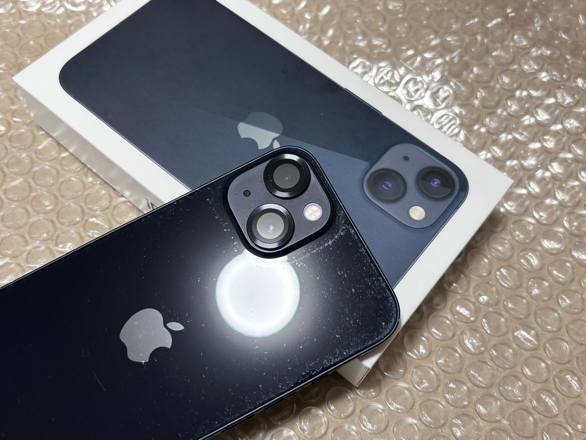 iPhone 13 SIMフリー 128GB ミッドナイト と Belkinモバイルバッテリー