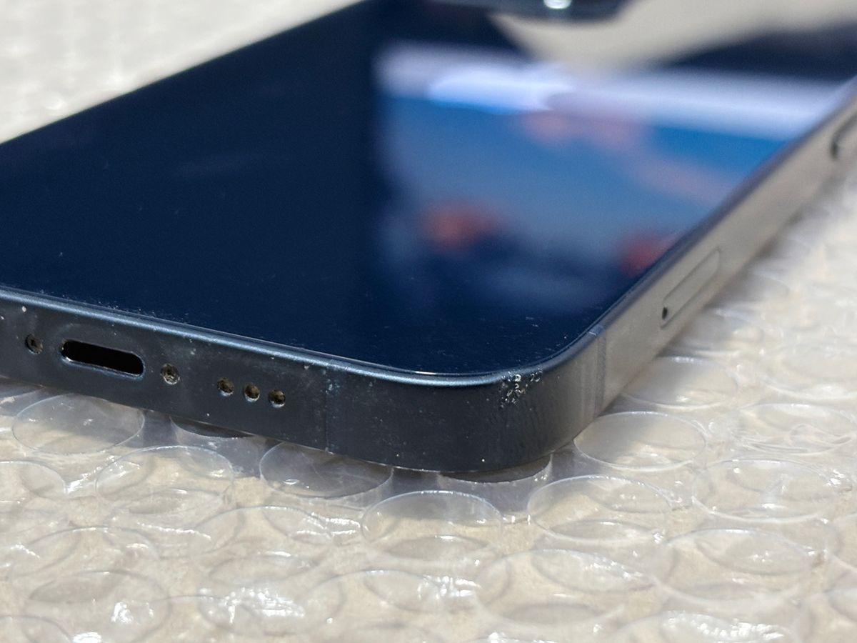 iPhone 13 SIMフリー 128GB ミッドナイト と Belkinモバイルバッテリー