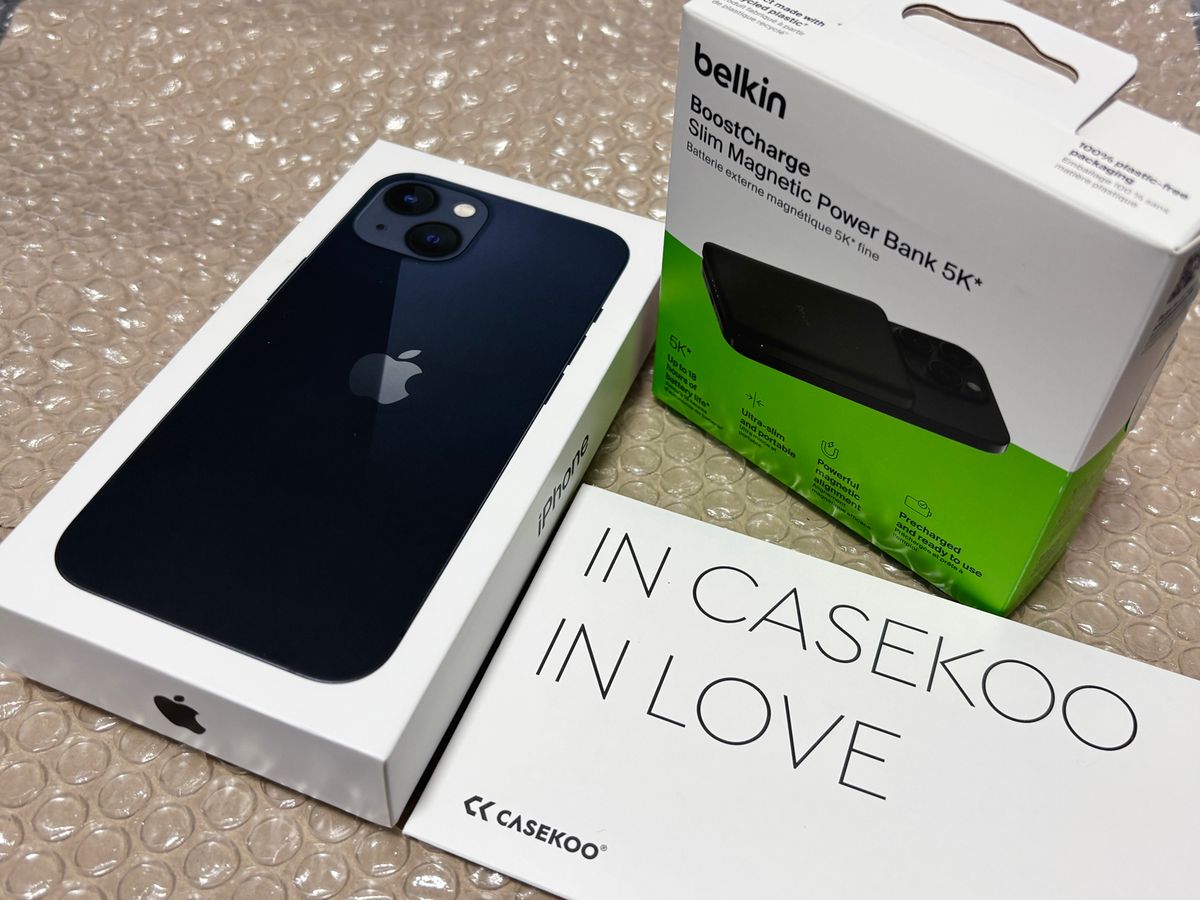 iPhone 13 SIMフリー 128GB ミッドナイト と Belkinモバイルバッテリー