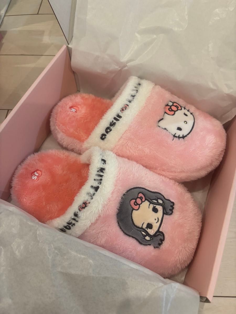 HELLO KITTY x JISOO] ジス ハローキティ スリッパ ルームシューズ