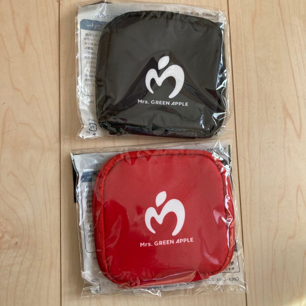 Mrs GREEN APPLE コカコーラ カラビナ付クッションポーチ 2個セット