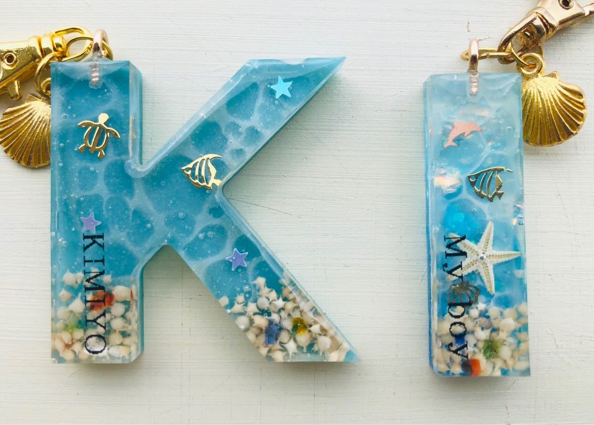 ハンドメイド・名入れOK】常夏の海イニシャルキーホルダー