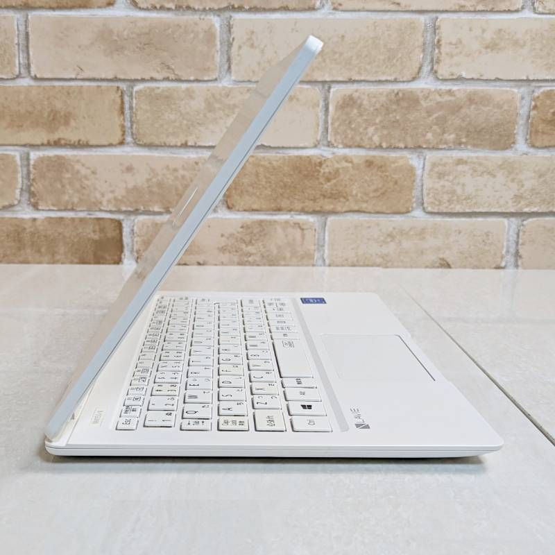 美品 軽量 オフィス付き SSD爆速/フルHD/コンパクト 初心者OK