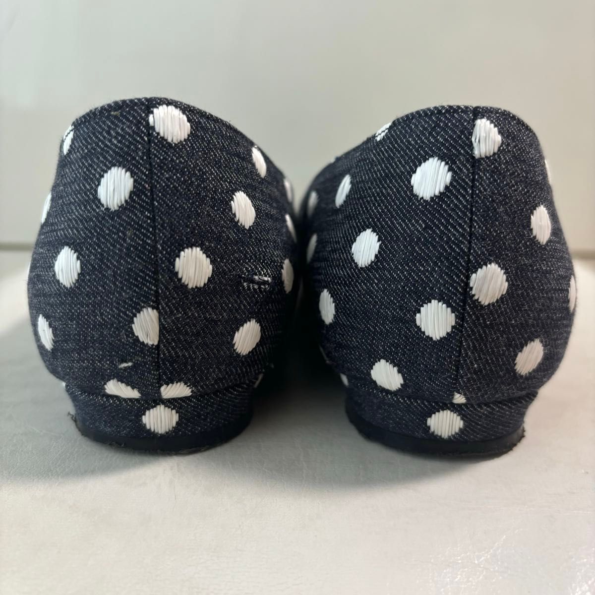 マノロブラニク ハンギシ デニム ドット フラット パンプス ネイビー