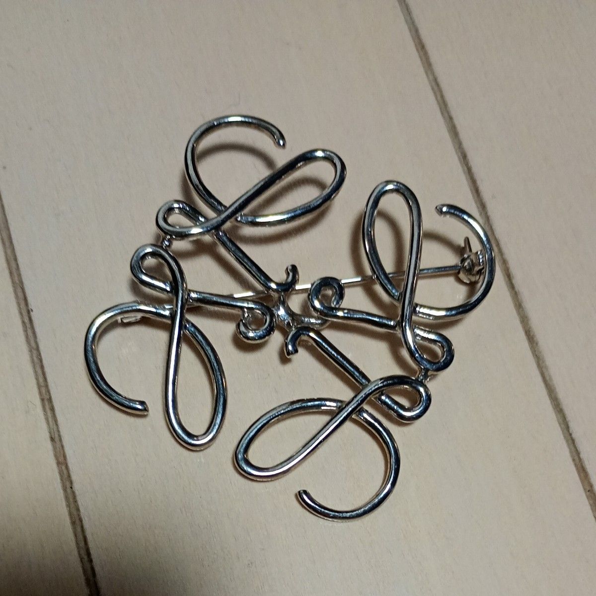 LOEWE ロエベ アナグラム ブローチ シルバー｜Yahoo!フリマ（旧PayPay