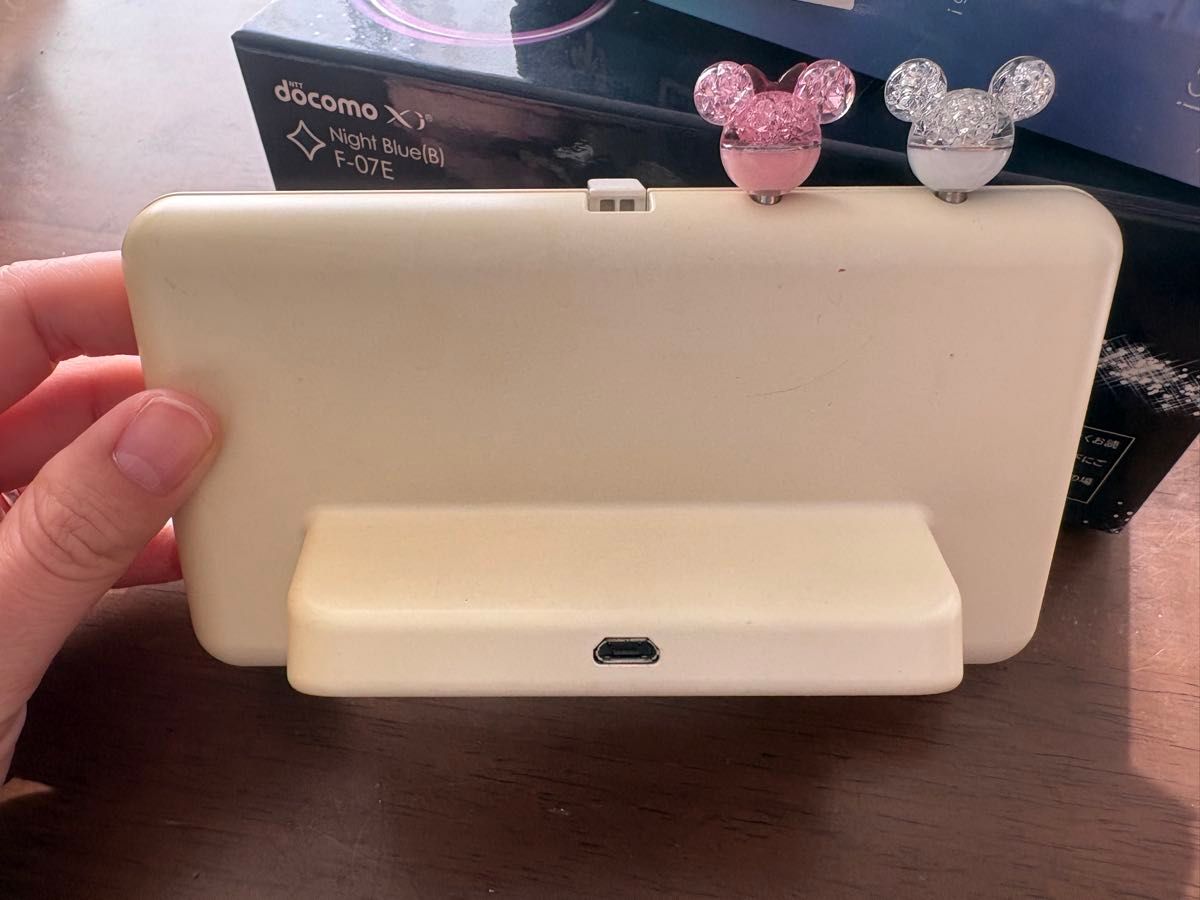 F07E docomo 卓上フォルダ イヤホンジャック スマホピアス2個 箱付き