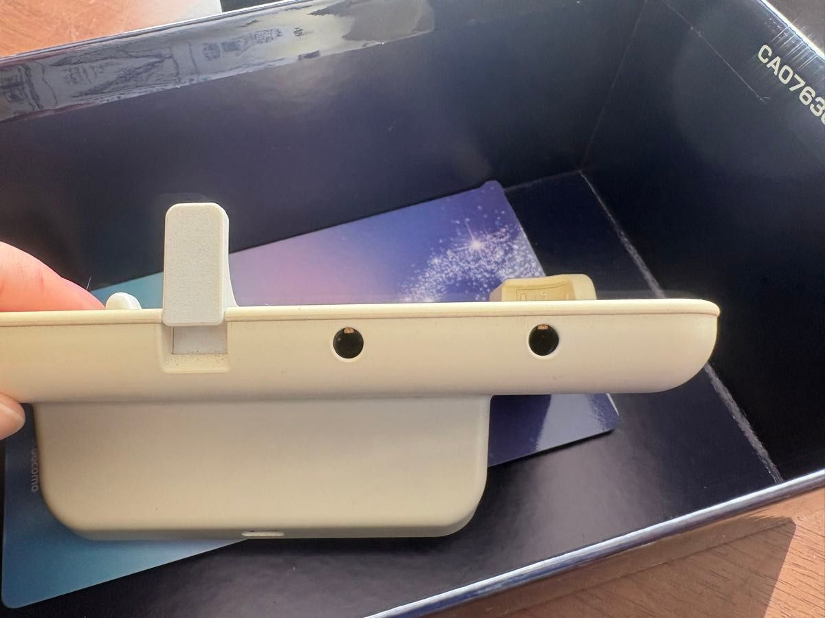 F07E docomo 卓上フォルダ イヤホンジャック スマホピアス2個 箱付き