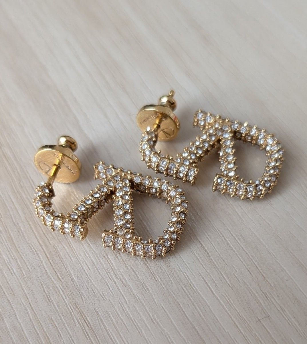 VALENTINO GARAVANI Vロゴ ピアス ゴールド｜Yahoo!フリマ（旧PayPay